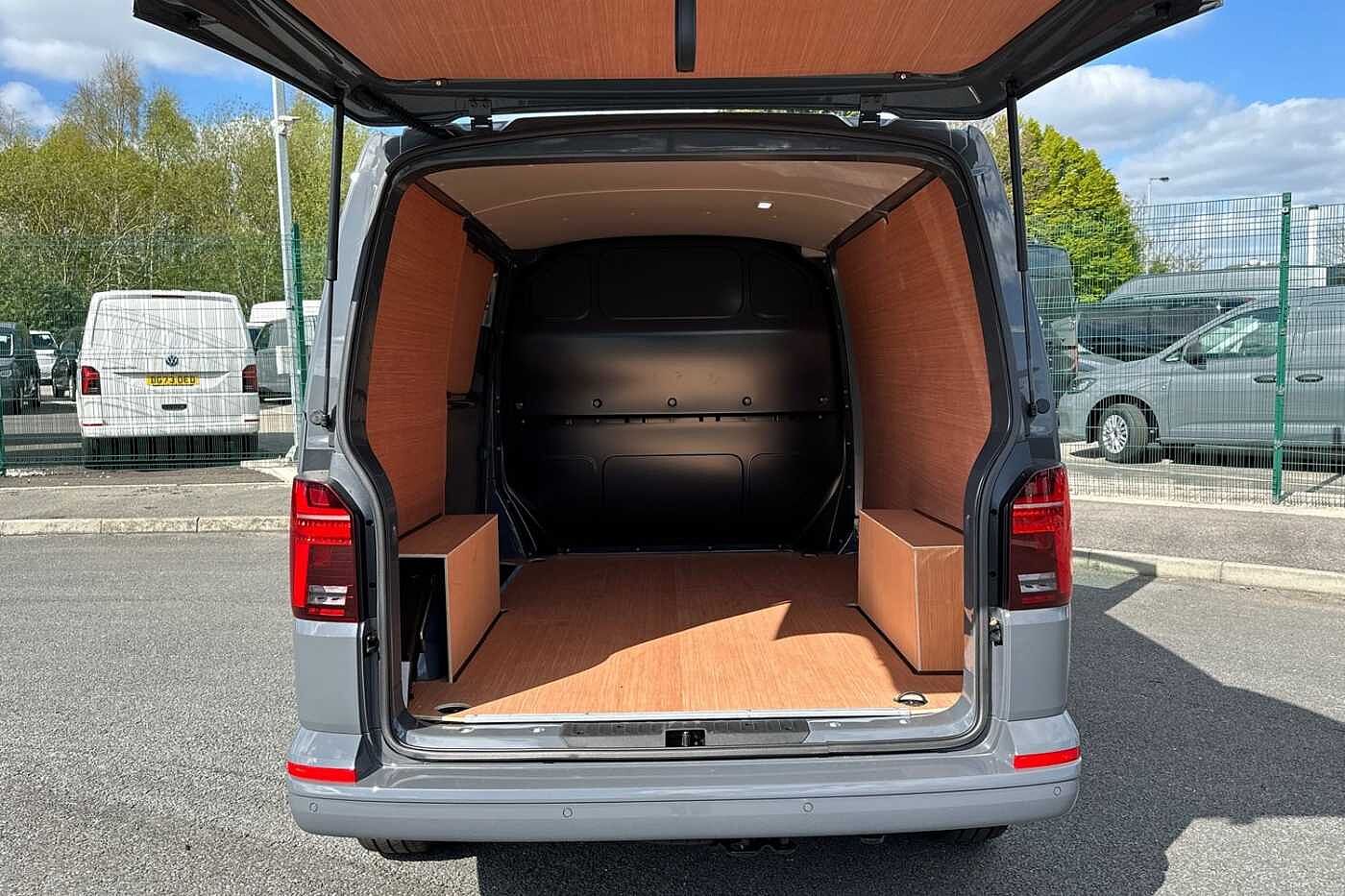 Volkswagen Transporter T32 Highline SWB 150PS DSG 4 Motion - LED's/Nav