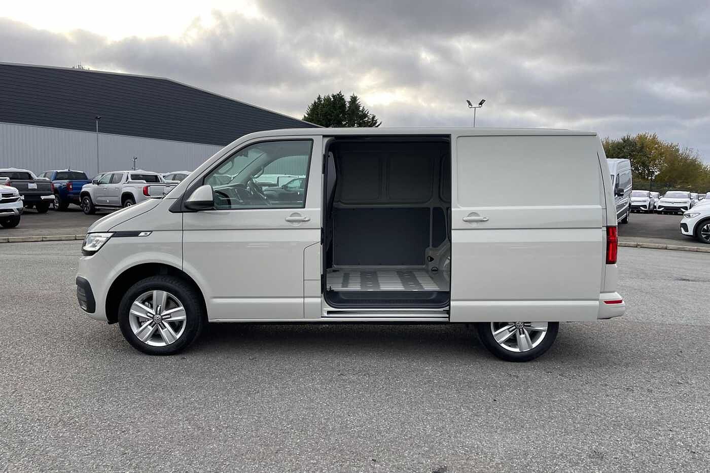 Volkswagen Transporter T32 Highline SWB 150PS DSG 4 Motion - LED's/Nav