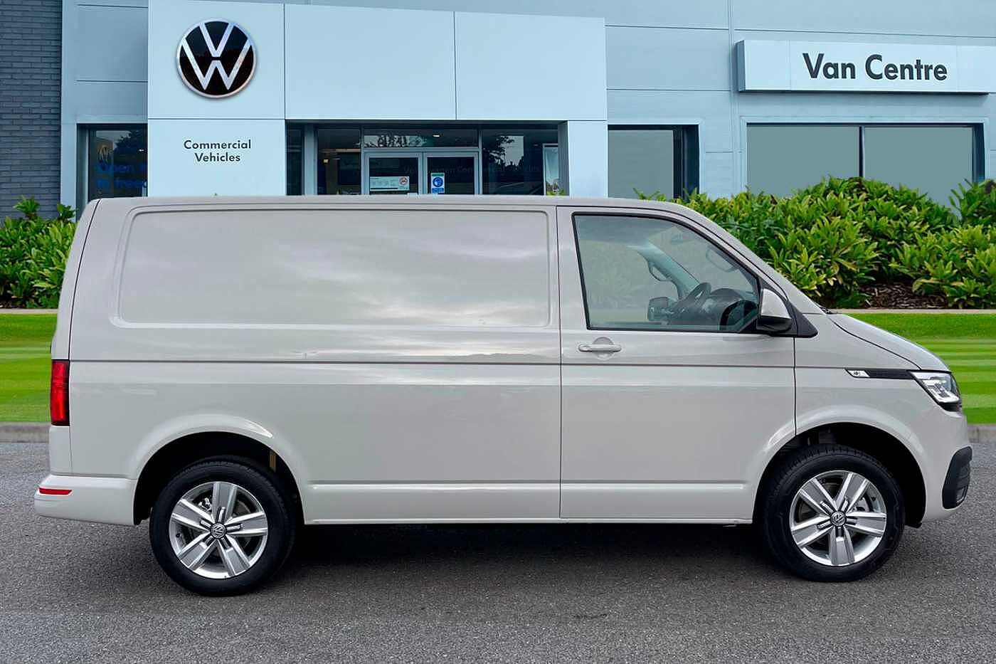 Volkswagen Transporter T32 Highline SWB 150PS DSG 4 Motion - LED's/Nav