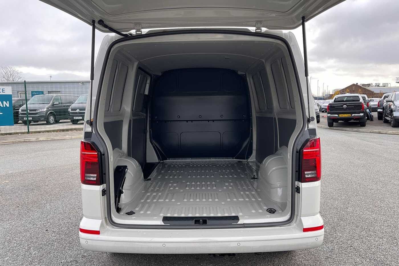 Volkswagen Transporter T32 Highline SWB 150PS DSG 4 Motion - LED's/Nav