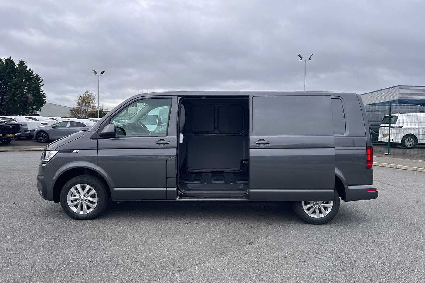 Volkswagen Transporter T28 Panel van Highline LWB 150 PS 2.0 TDI - Delivery Mileage