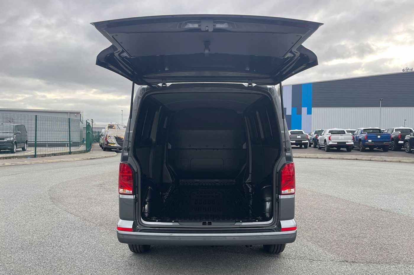 Volkswagen Transporter T28 Panel van Highline LWB 150 PS 2.0 TDI - Delivery Mileage