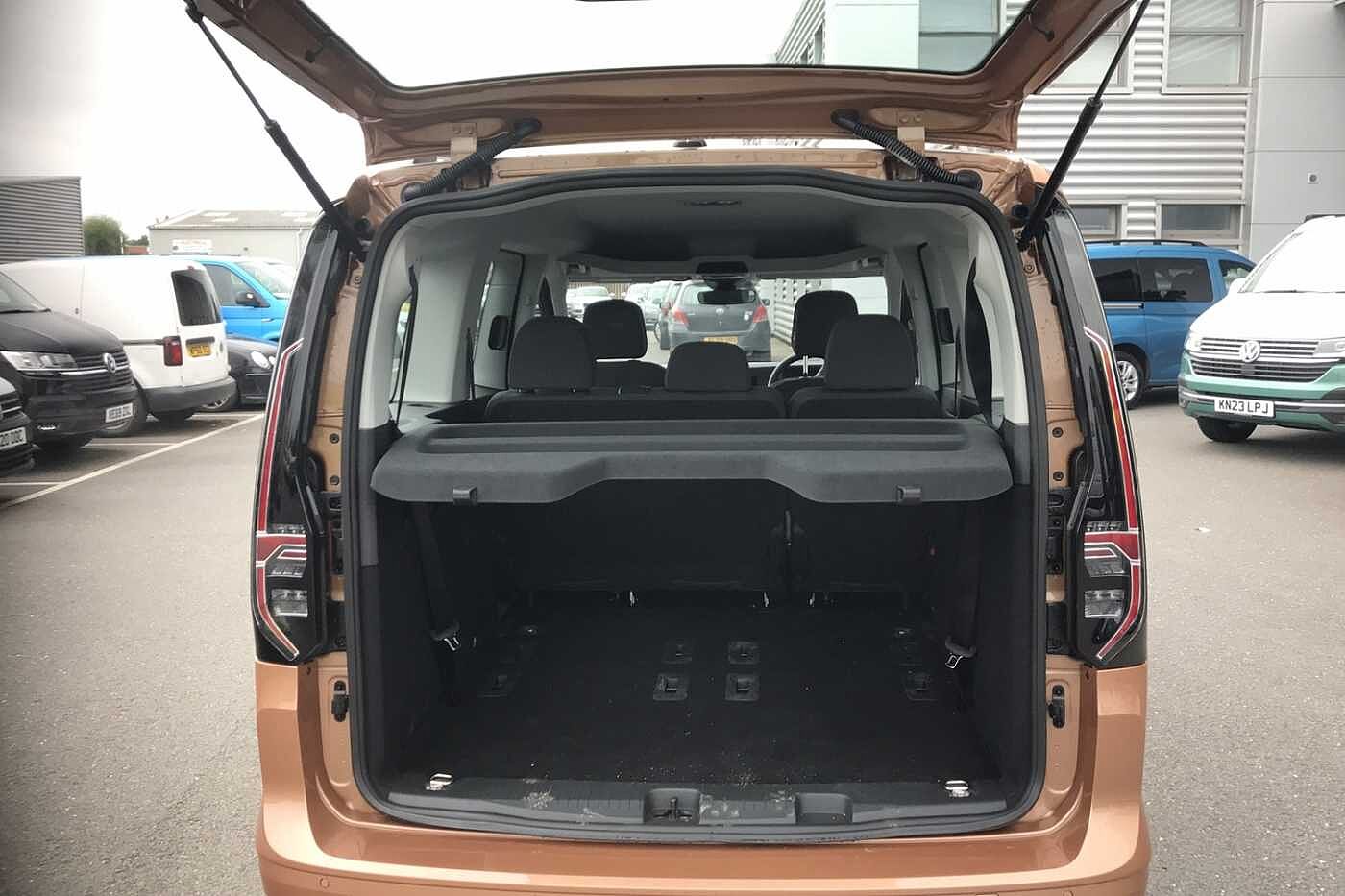 Volkswagen Caddy Maxi Diesel Estate Life Maxi 122 PS 2.0 TDI 7sp DSG