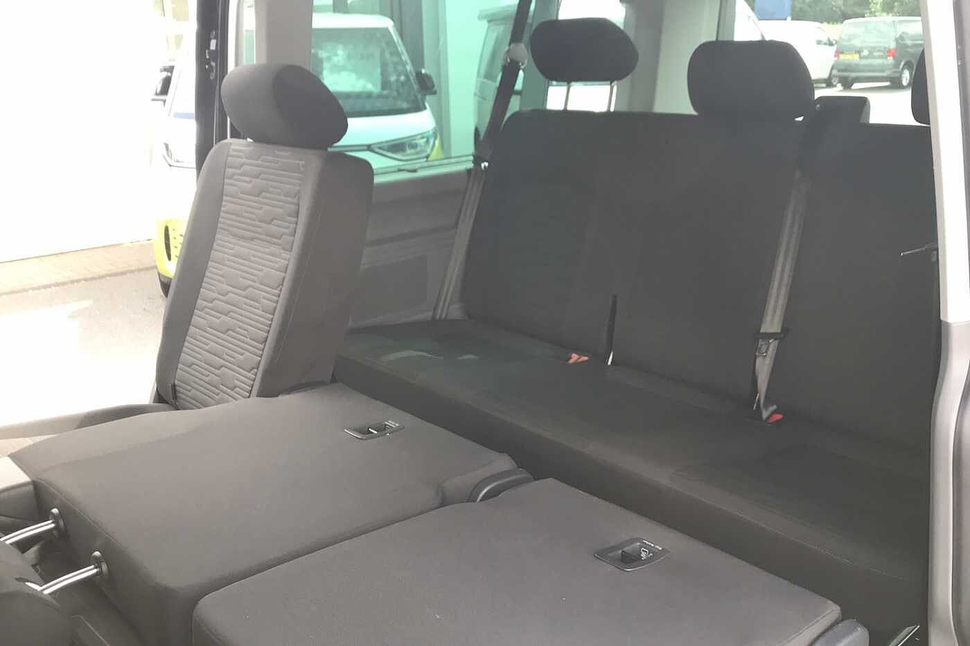 Volkswagen Transporter Shuttle SE LWB 150 PS 2.0 TDI 7sp DSG