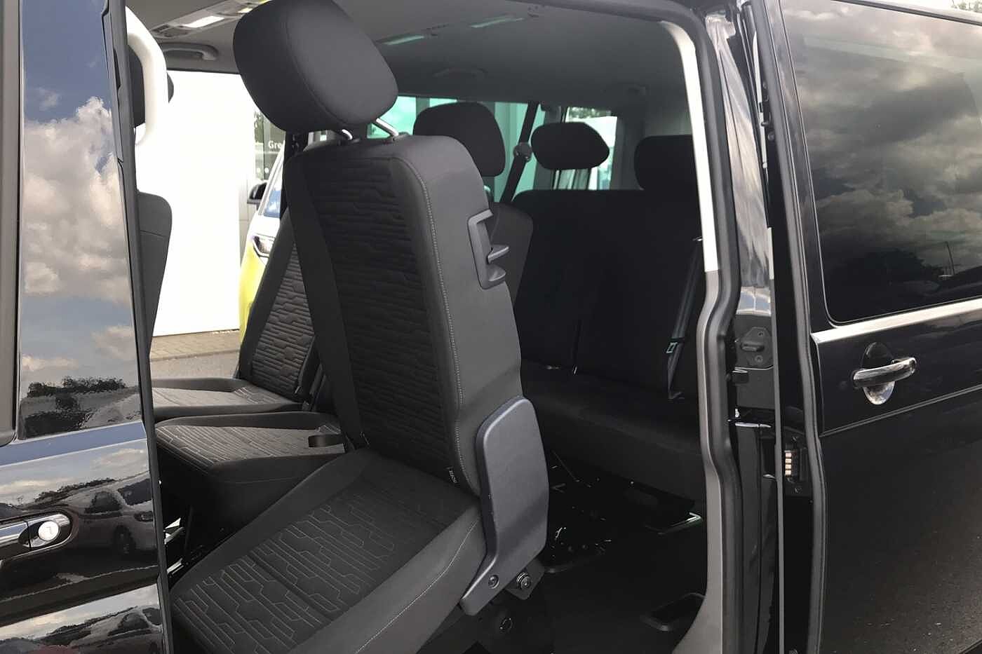Volkswagen Transporter Shuttle SE LWB 150 PS 2.0 TDI 7sp DSG