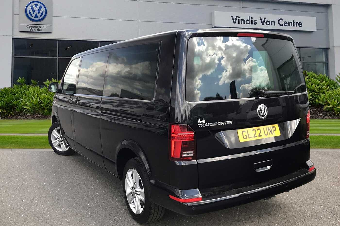 Volkswagen Transporter Shuttle SE LWB 150 PS 2.0 TDI 7sp DSG