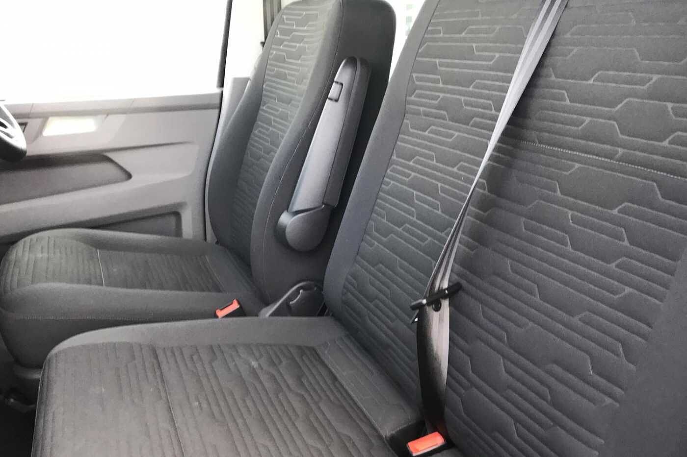 Volkswagen Transporter Shuttle SE LWB 150 PS 2.0 TDI 7sp DSG