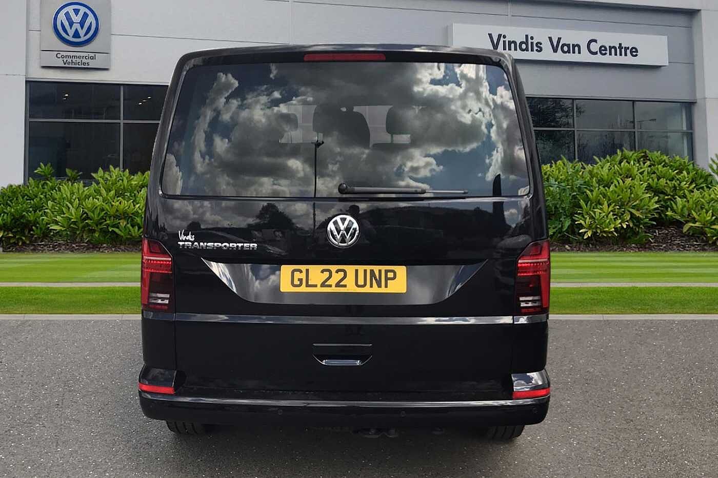 Volkswagen Transporter Shuttle SE LWB 150 PS 2.0 TDI 7sp DSG