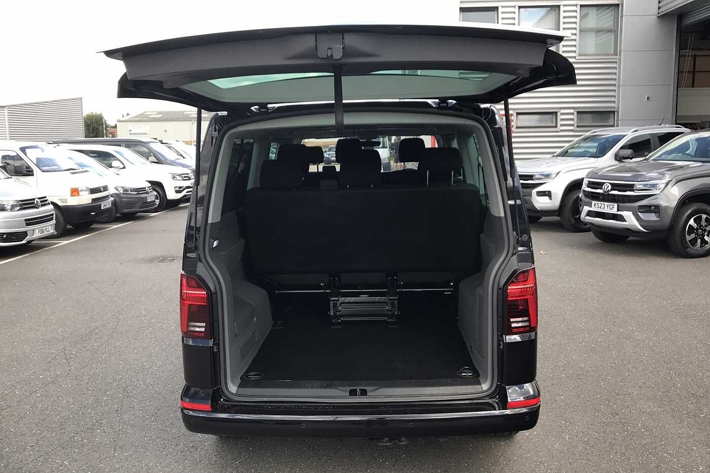 Volkswagen Transporter Shuttle SE LWB 150 PS 2.0 TDI 7sp DSG