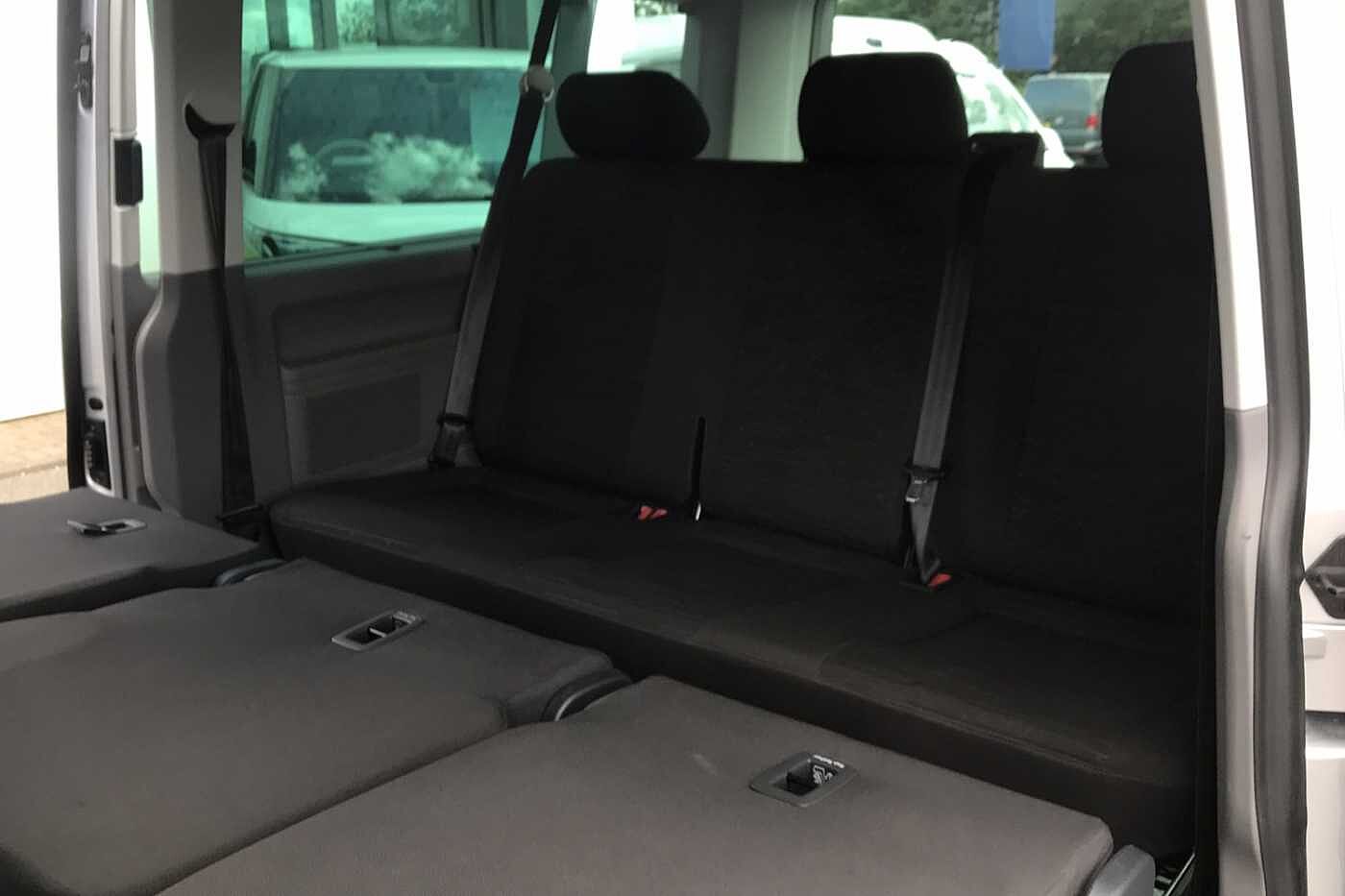 Volkswagen Transporter Shuttle SE LWB 150 PS 2.0 TDI 7sp DSG