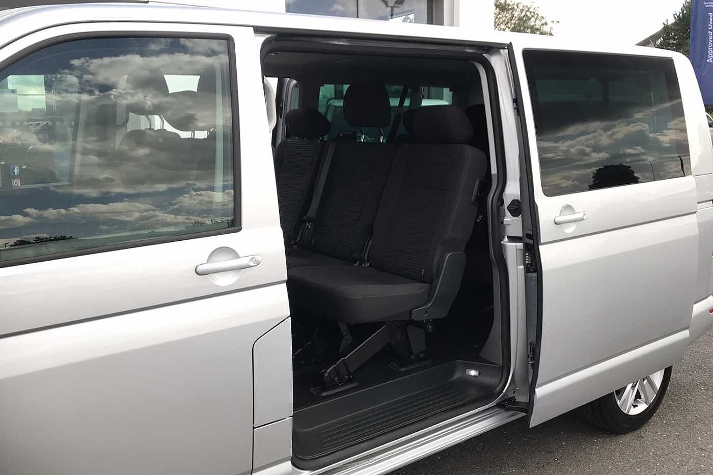 Volkswagen Transporter Shuttle SE LWB 150 PS 2.0 TDI 7sp DSG