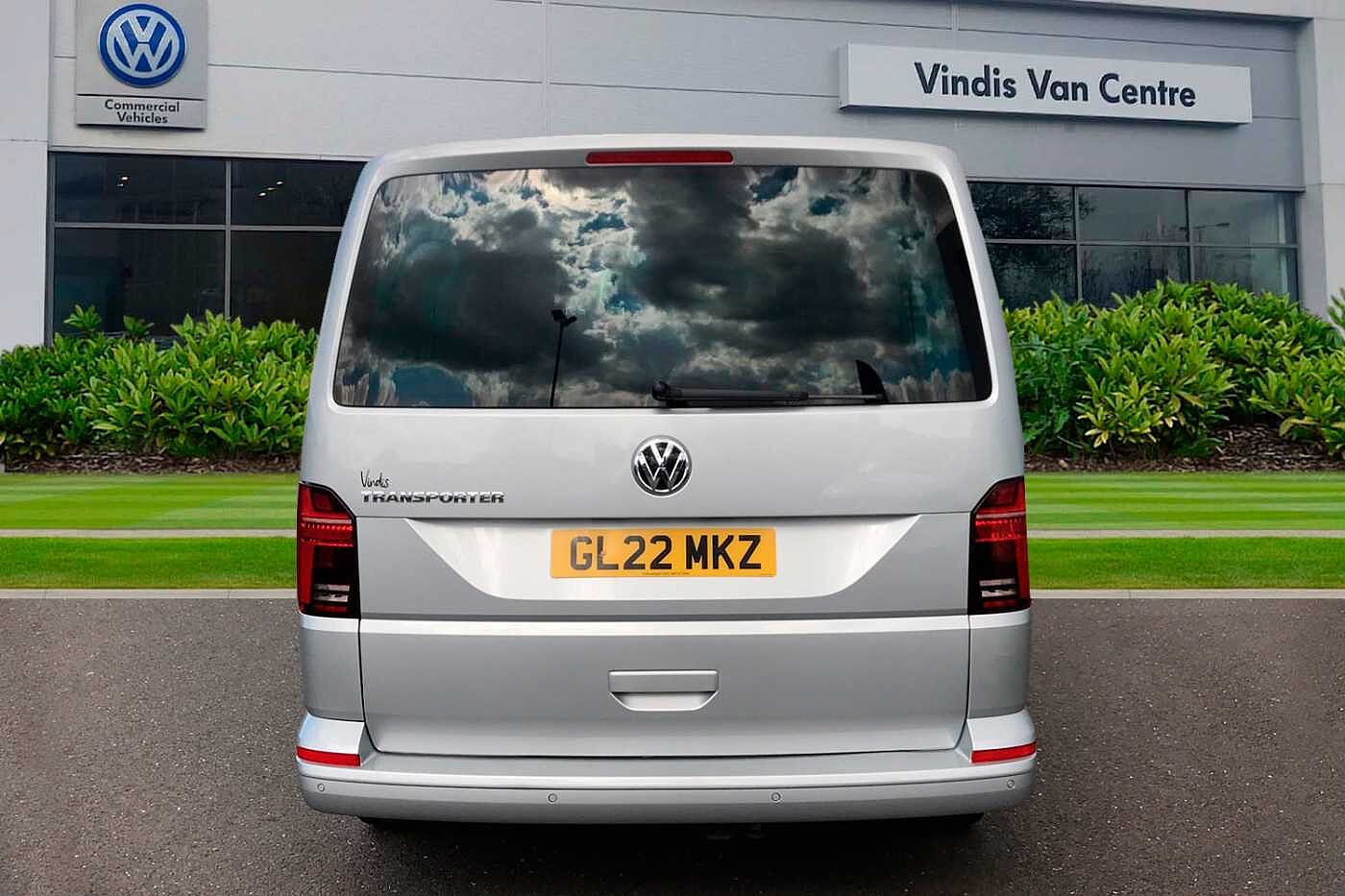 Volkswagen Transporter Shuttle SE LWB 150 PS 2.0 TDI 7sp DSG