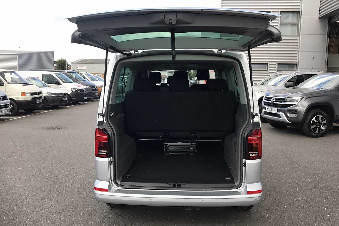 Volkswagen Transporter Shuttle SE LWB 150 PS 2.0 TDI 7sp DSG