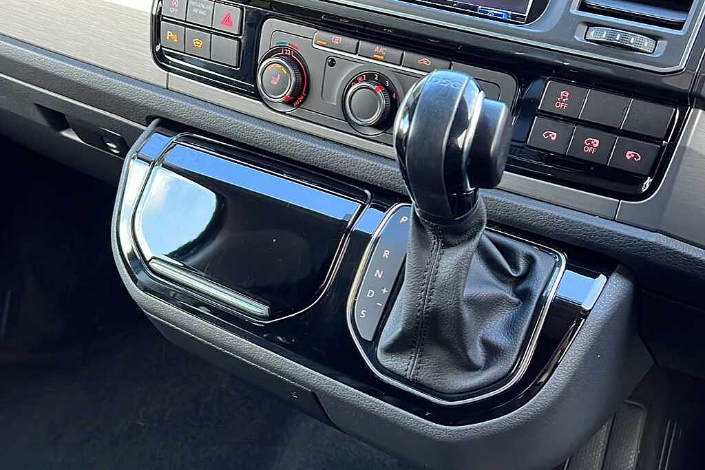 Volkswagen Transporter 2.0 BiTDI BMT 204 Highline Kombi Van 4MOTION DSG