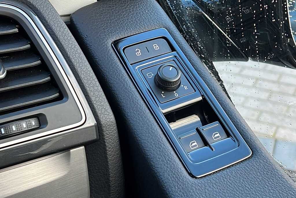 Volkswagen Transporter 2.0 BiTDI BMT 204 Highline Kombi Van 4MOTION DSG