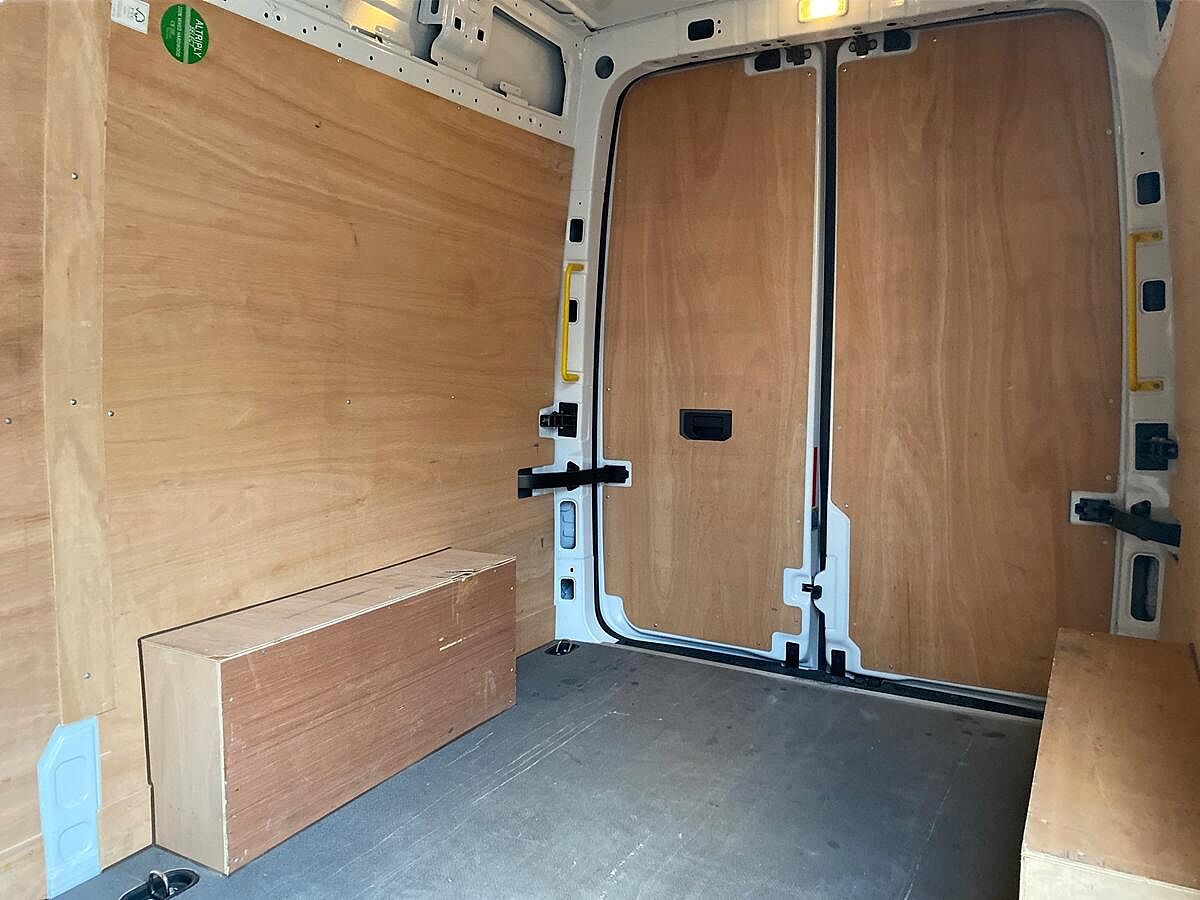 Volkswagen Crafter Cr35 Mwb Diesel Fwd 2.0 TDI 140Ps Trendline High Roof Van