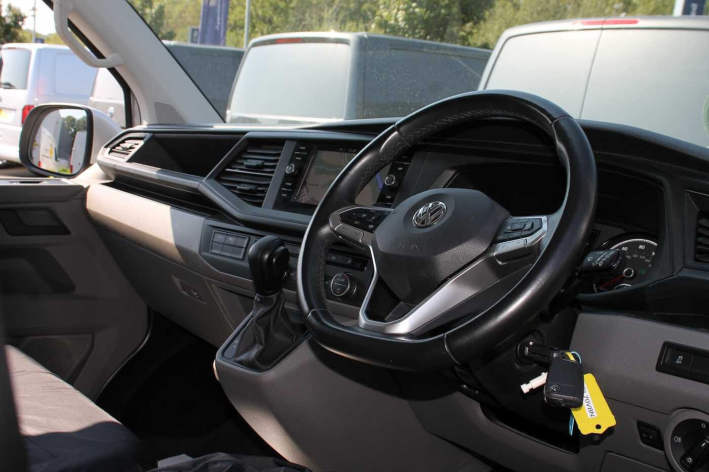Volkswagen Transporter Shuttle Shuttle SE LWB 150 PS 2.0 TDI 7sp DSG