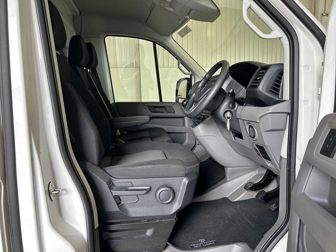 Volkswagen Crafter CR35 Startline LWB Luton 140ps FWD