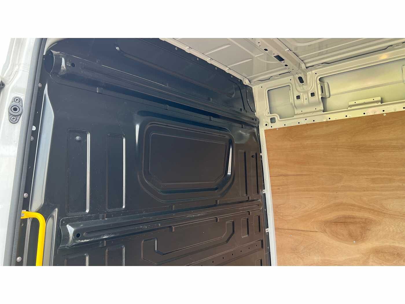Volkswagen Crafter CR35 Trendline MWB P/Van 140 PS 2.0 TDI Manual FWD