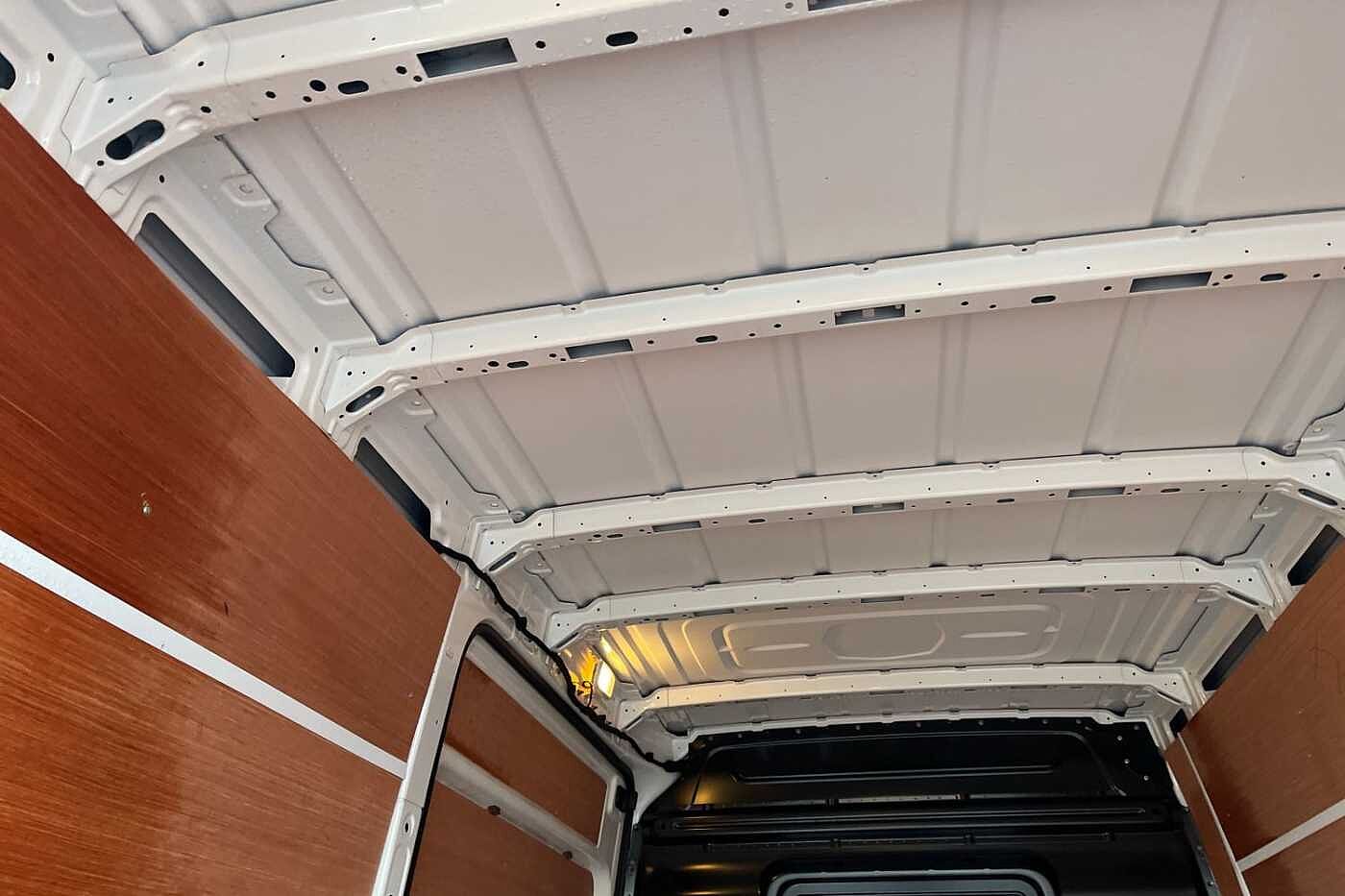 Volkswagen Crafter Cr35 Mwb Diesel Fwd 2.0 TDI 140PS Trendline High Roof Van