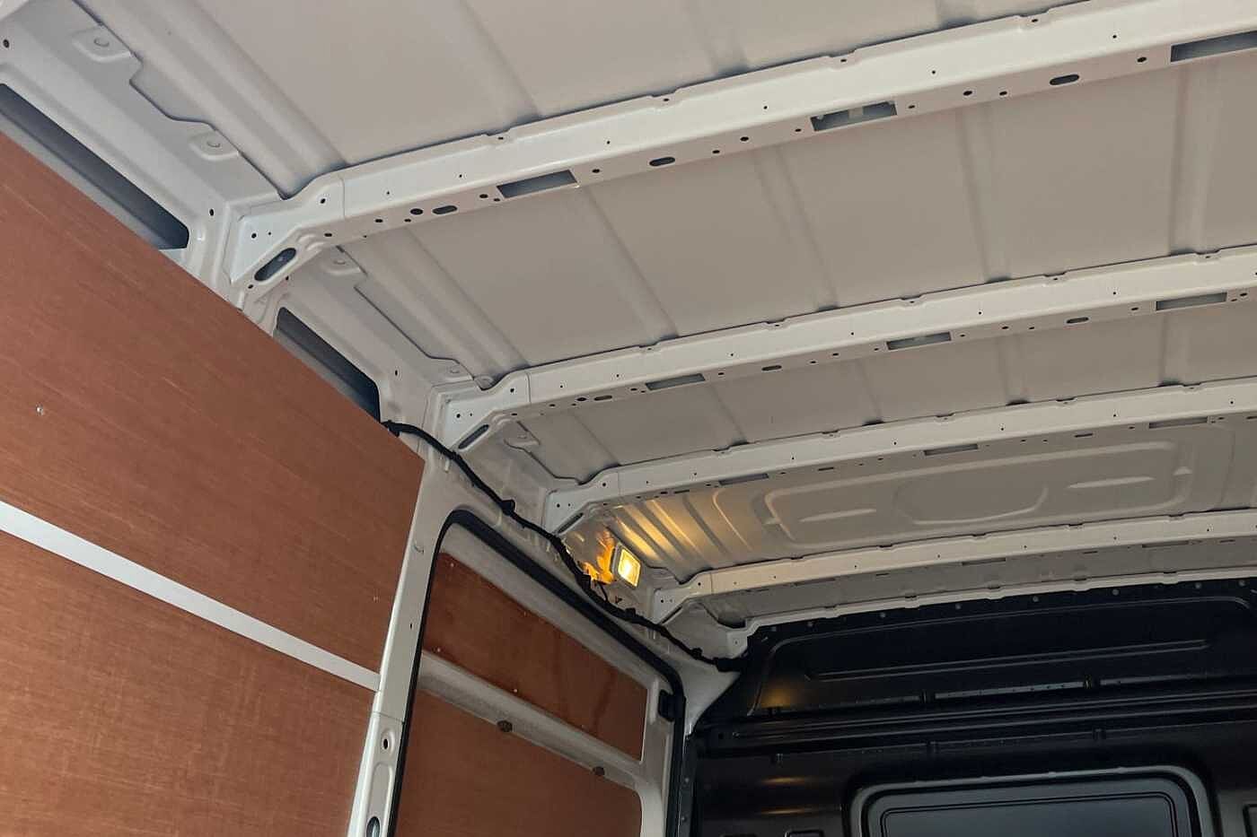 Volkswagen Crafter Cr35 Mwb Diesel Fwd 2.0 TDI 140PS Trendline High Roof Van