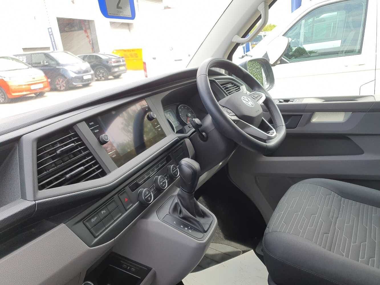 Volkswagen Transporter Shuttle SE LWB 150 PS 2.0 TDI 7sp DSG