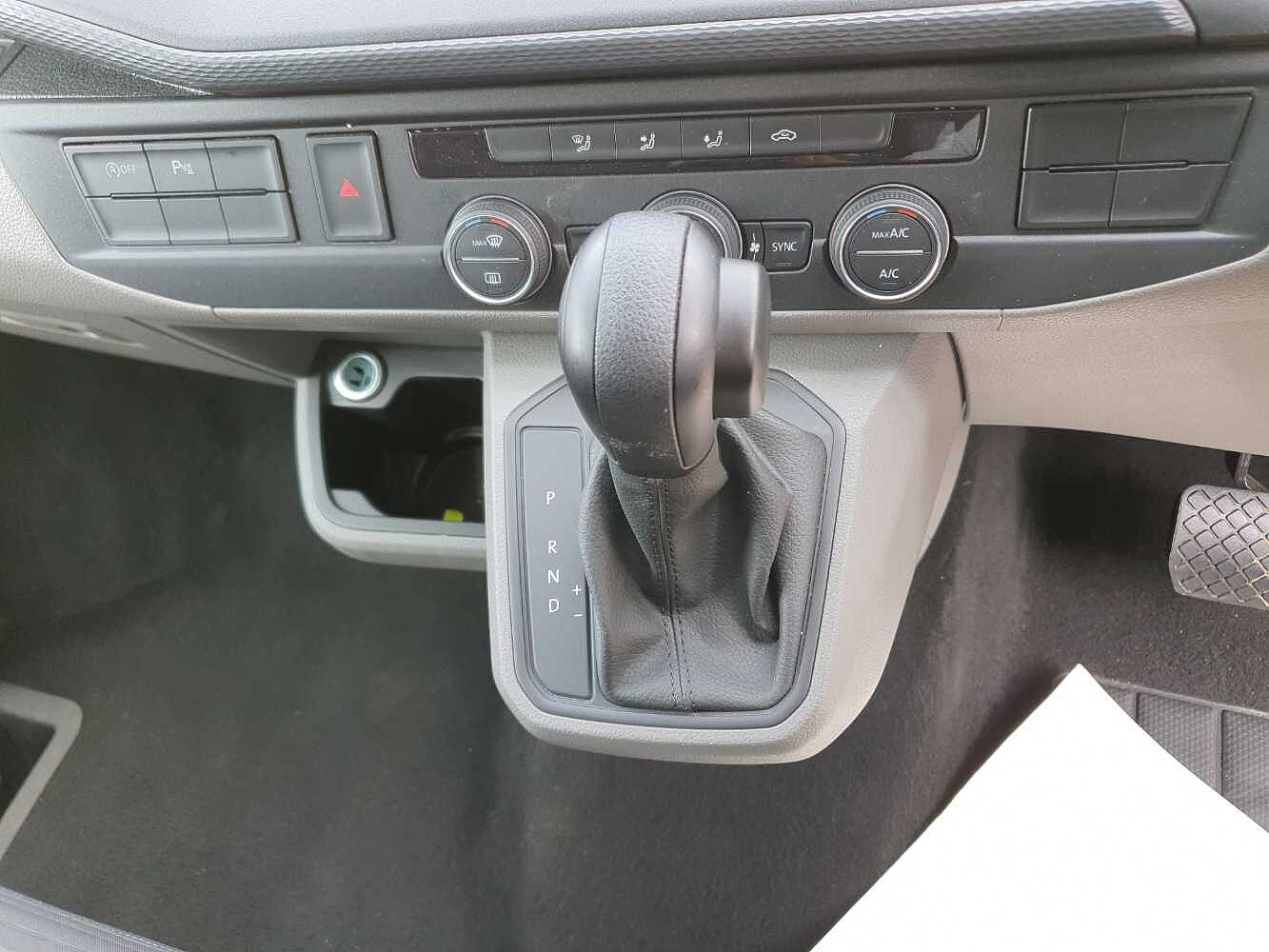 Volkswagen Transporter Shuttle SE LWB 150 PS 2.0 TDI 7sp DSG