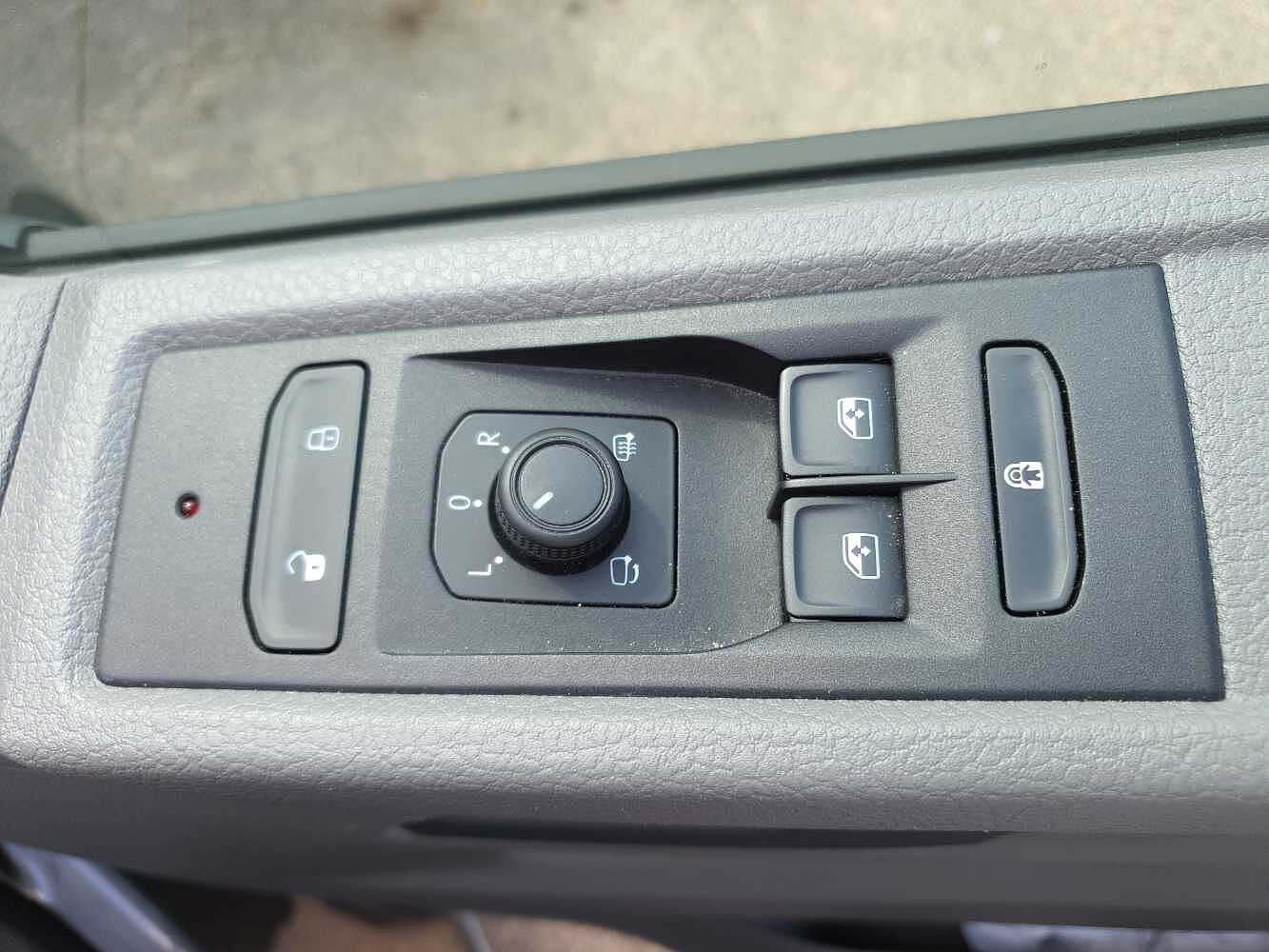 Volkswagen Transporter Shuttle SE LWB 150 PS 2.0 TDI 7sp DSG